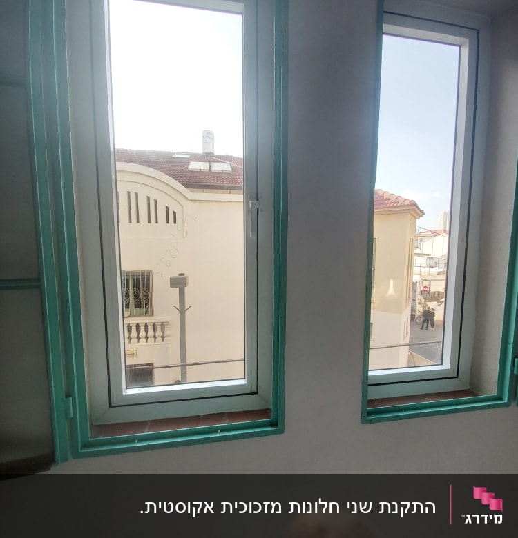 חלונות אלומיניום עם מסגרות ירוקות